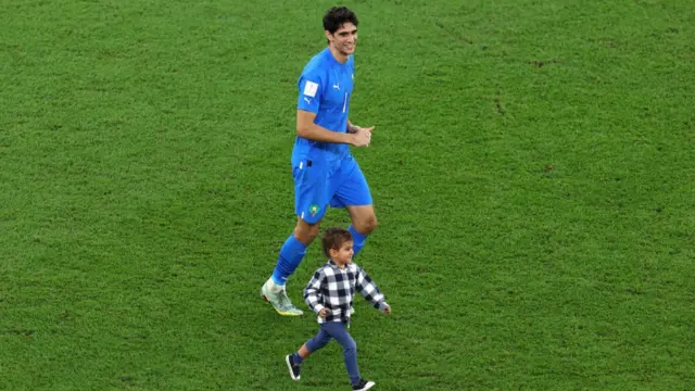 Yassine Bounou comemora com filho vitória do time por 1 a 0 após partida entre Marrocos e Portugal
