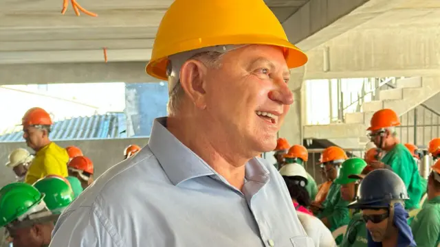 Antônio Ramalho sorri ao lado de pedreiros em construção