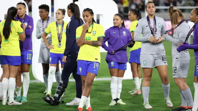 Seleção feminina de futebol recebe medalhas de prata