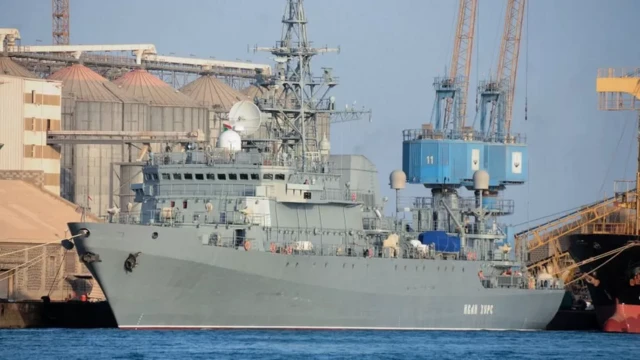 Navio militar em um porto