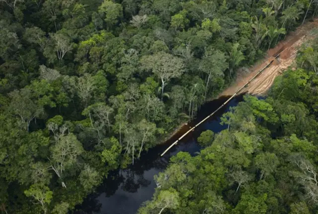 Construção do Gasoduto Urucu-Coari-Manaus, que foi inaugurado em 2011 pelo governo de Luiz Inácio Lula da Silva