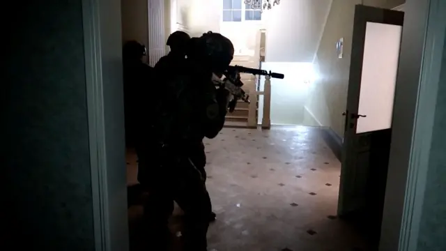 Membros das forças de segurança realizam uma operação após múltiplos ataques em Makhachkala e Derbent, na região do Daguestão, Rússia