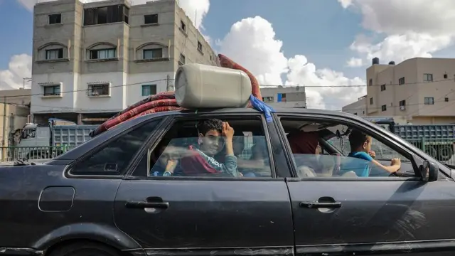 Familia em carro 