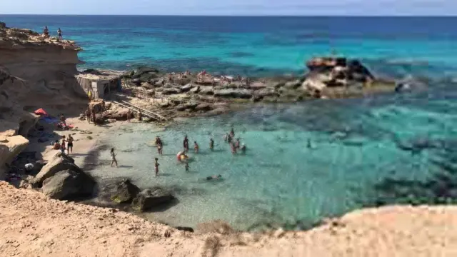 Foto de uma praia em baixa resolução