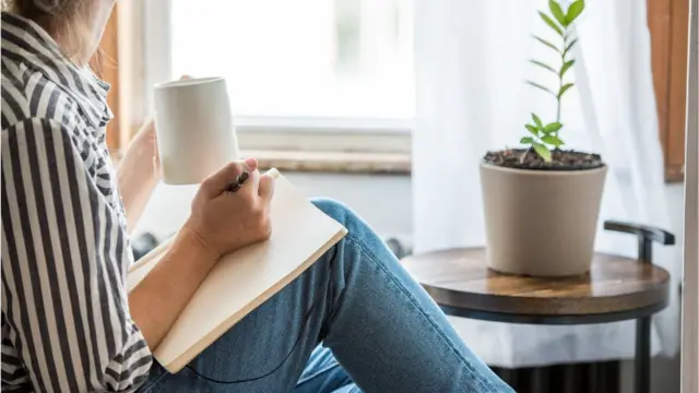 Mulher com caderno de anotação