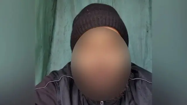 Homem de gorro com o rosto borrado para proteger sua identidade 