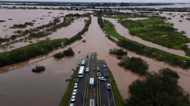 Transbordamento do rio Jacui interditou estradas na região metropolitana de Porto Alegre