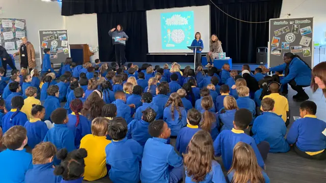 Noah Faria, acompanhado da mãe, faz apresentação para cerca de 300 alunos sobre autismo e TDAH em auditório da escola