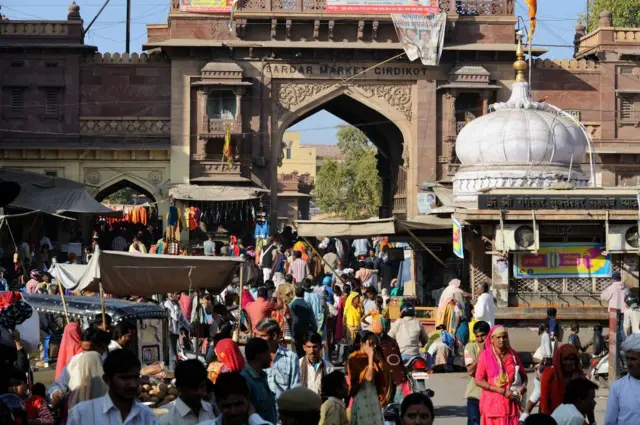 Rua cheia em Jodhpur, cidade na Índia