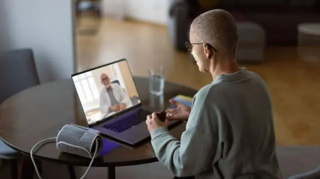 Paciente conversando com profissional de saúde por teleconsulta