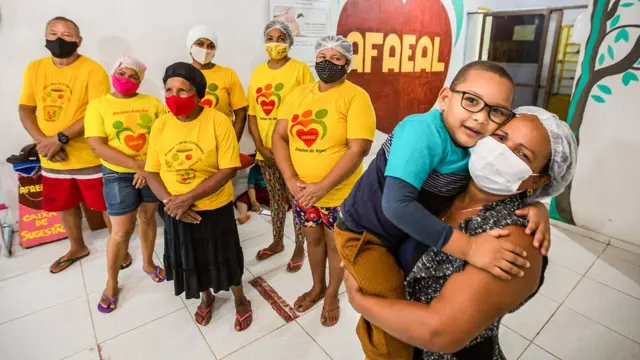 A equipe de cuidadores e apoiadores de Alessandra