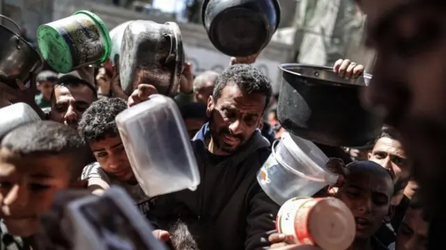 Pessoas desesperadas por ajuda humanitária em Gaza