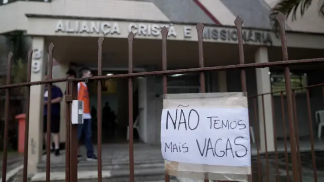 Cartaz onde se lê 'Não temos mais vagas' em igreja na zona norte de Porto Alegre que recebe desabrigados pelas enchentes