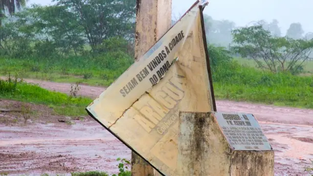 Entrada da cidade de Araguainha, com uma placa de boas-vindas derrubada pelo vento: 'Sejam bem-vindos à cidade do domo'