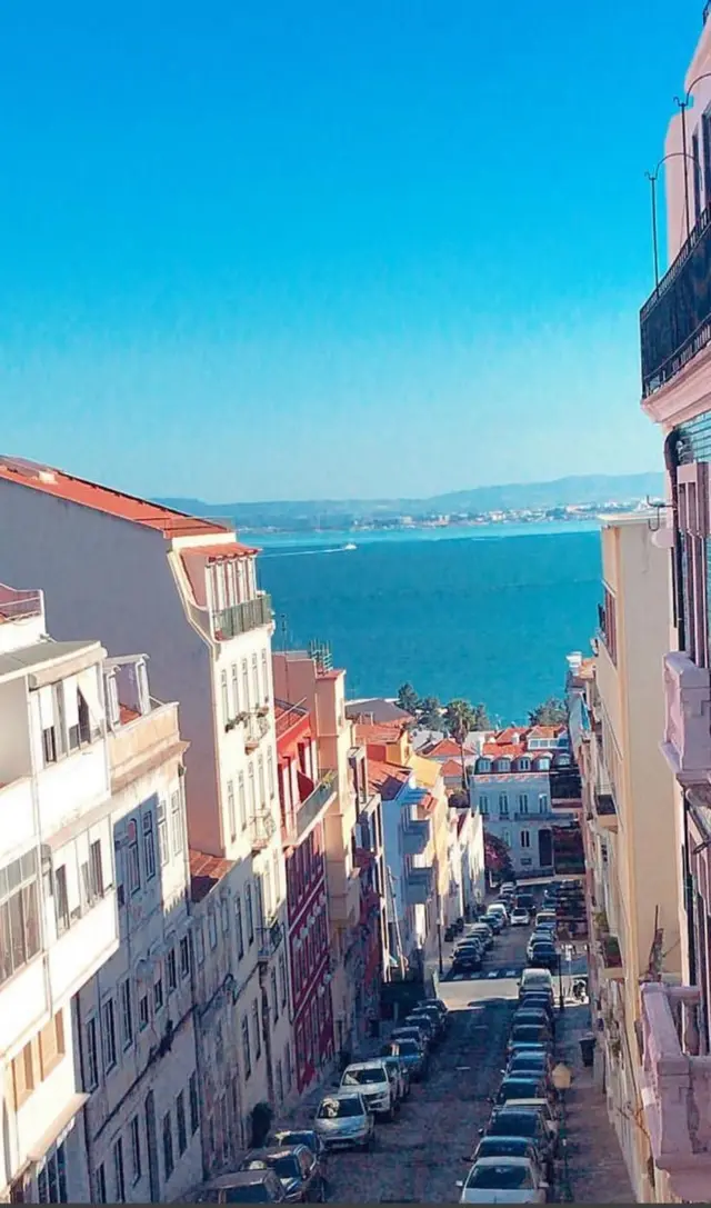 Imagem mostra de vista de apartamento na Lapa, em Lisboa, Portugal