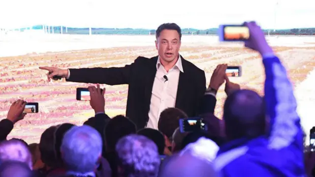 Elon Musk durante evento da Tesla