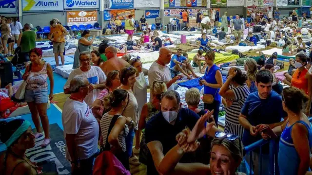 Turistas abrigados em um estádio