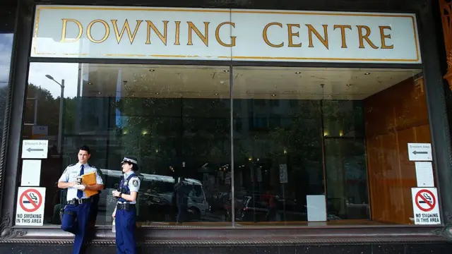 Policiais conversam em frente à corte de Downing Centre, em Sydney, em 19 de fevereiro de 2015