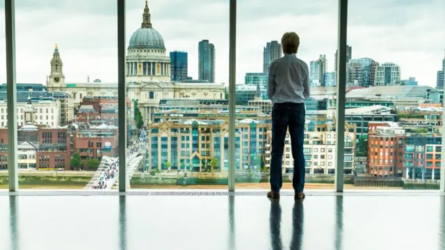 Homem vê a cidade de Londres