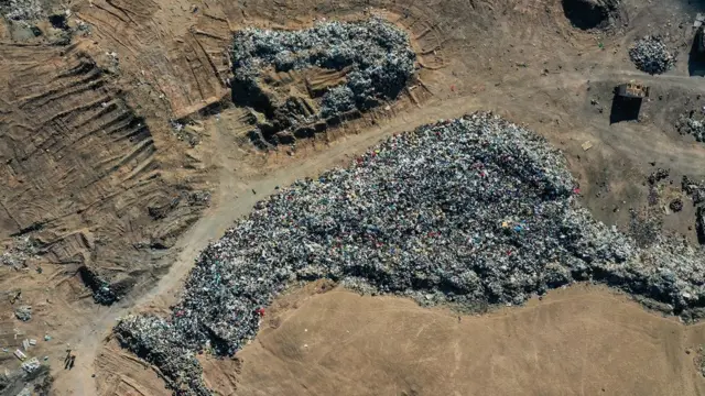 Roupas usadas jogadas fora no Deserto do Atacama