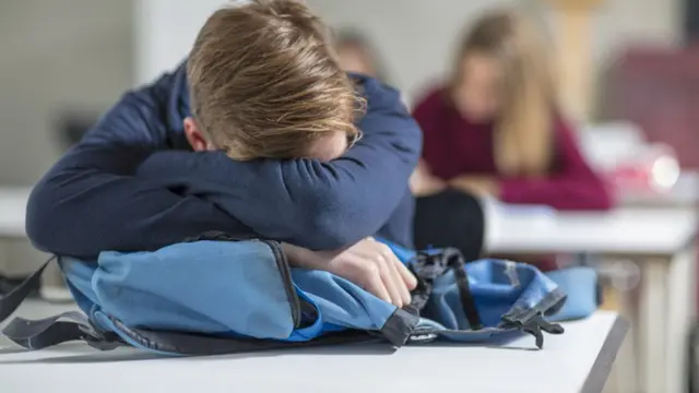 Estudante dormindo em aula