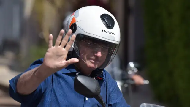 Presidente Jair Bolsonaro dirigindo uma moto em Brasília, no dia 25 de julho de 2020