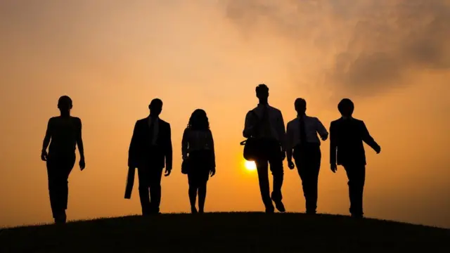 silhueta de pessoas caminhando juntas