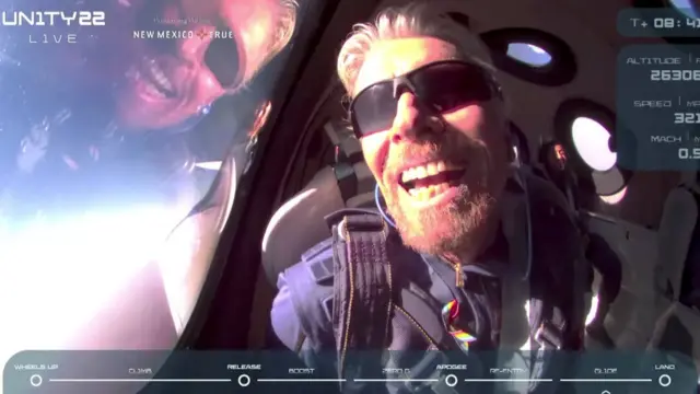 Richard Branson a bordo do avião espacial Unity