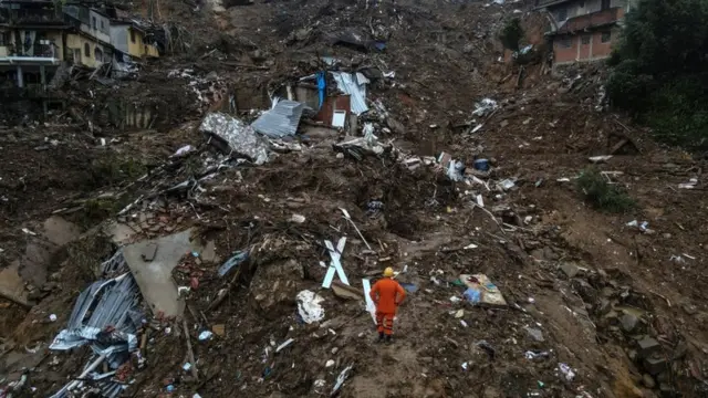 Equipes de resgate trabalham em regiões destruídas por temporal