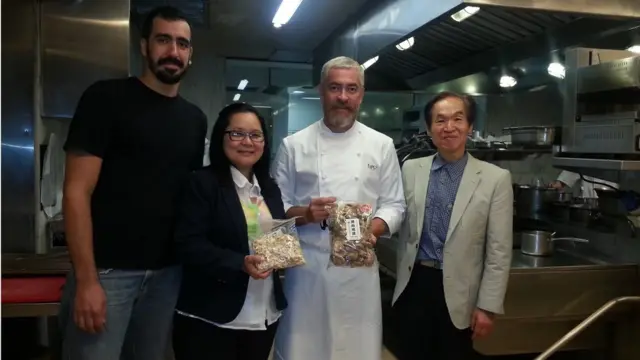 Pesquisadores com Alex Atala