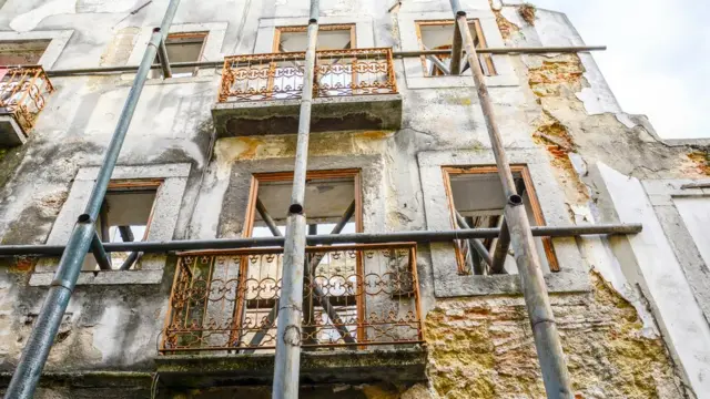 Fachada de prédio antigo em obra, em Portugal