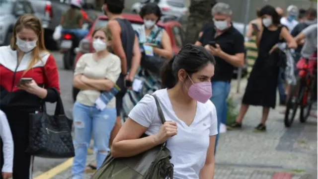 Pessoas com máscaras em Belo Horizonte (16 de janeiro de 2022)