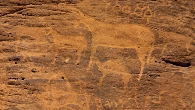 Rocha com burros esculpidos