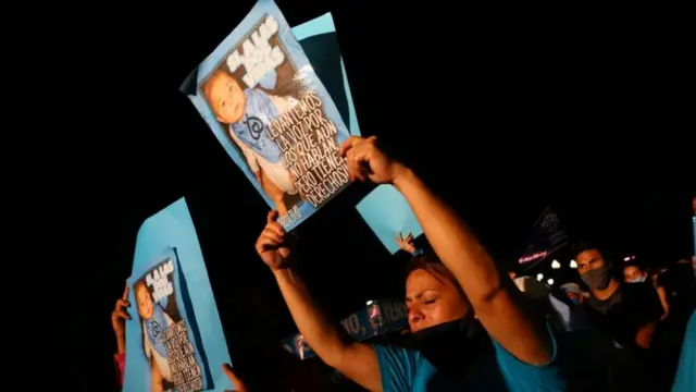 Mulher com cartaz contra a legalização do aborto