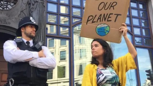 Manifestantes se reuniram em frente a embaixada brasileira em Londres