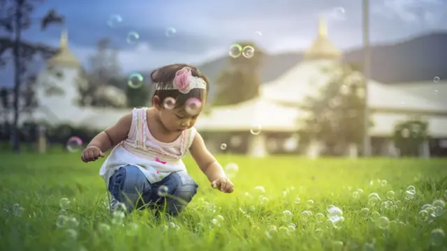 Criança brincando de bolinha de sabão