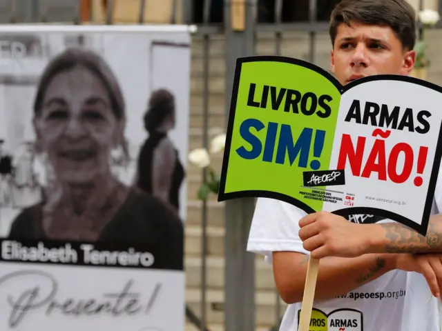  Professores de São Paulo protestam contra a violência nas escolas em frente à Secretaria de Educação, na Praça da República, após o ataque na escola Thomazia Montoro