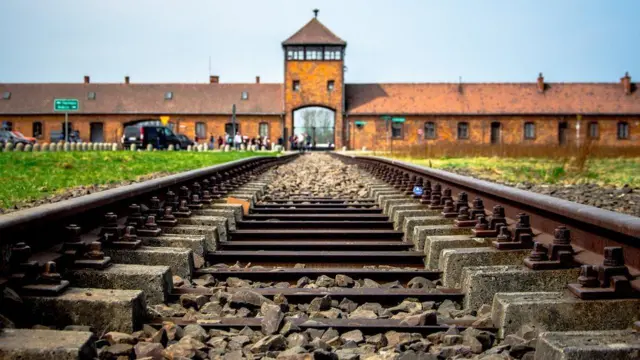 Trilhos de trem que levam a Auschwitz-Birkenau