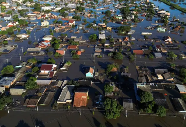 Foto aérea mostra casas inundadas