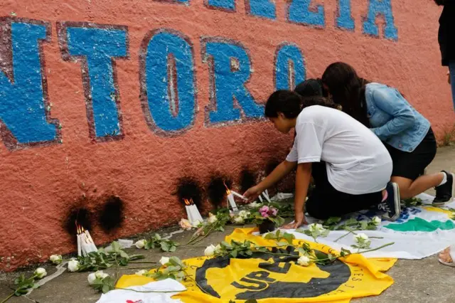 Velas e flores marcam homenagem às vítimas do ataque em escola paulista