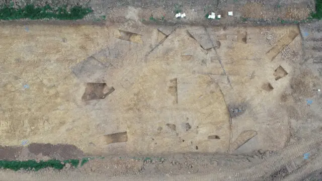 Foto aérea de escavação arqueológica
