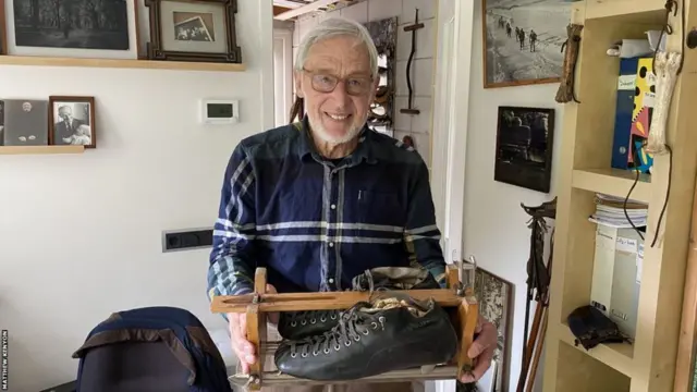 Oldenkamp posa com os patins com que competiu na corrida de 1963