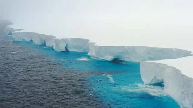 Imagem feita de uma das laterais do iceberg A23a