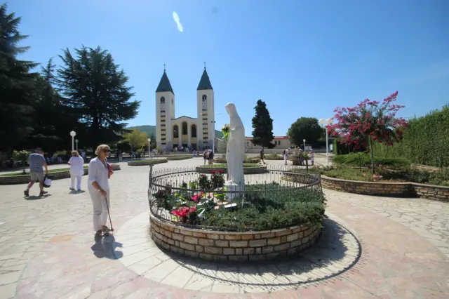 Imagem de Nossa Senhora em frente à Igreja de São Tiago, paróquia de Medjugorje