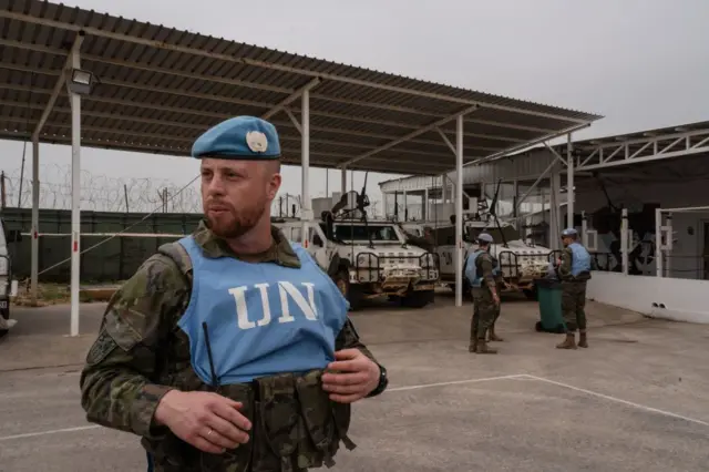 Um comandante da tropa espanhola das Forças Interinas das Nações Unidas no Líbano (UNIFIL) é visto na posição da UNIFIL perto de Kfarkela.