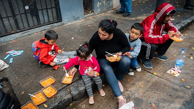 Família em refeitório comunitário