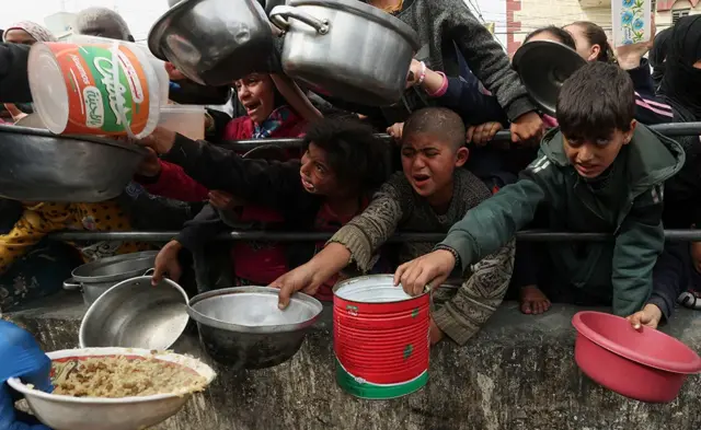 Crianças buscam comida desesperadamente na região de Gaza
