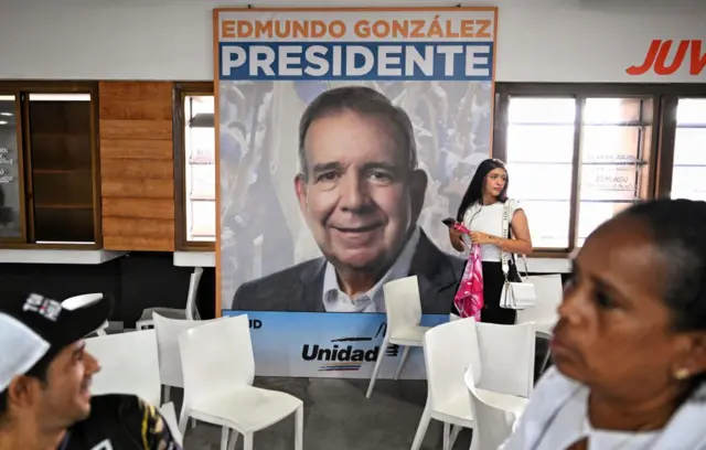 Comitê de campanha de Edmundo González Urrutia; ao fundo, painel como foto dele 