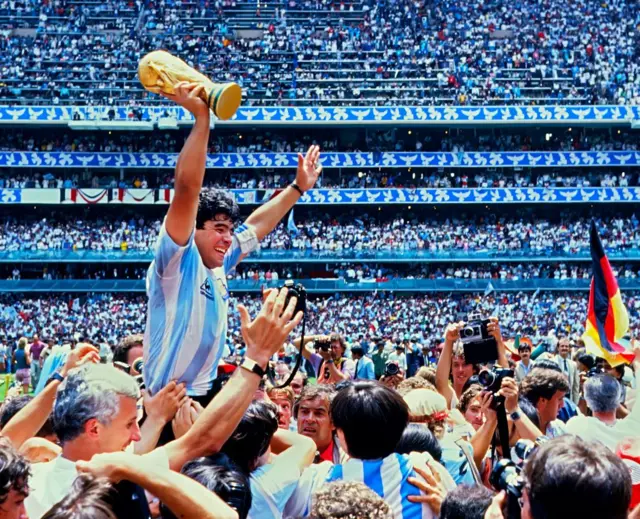 Maradona levanta a taça da Copa de 86