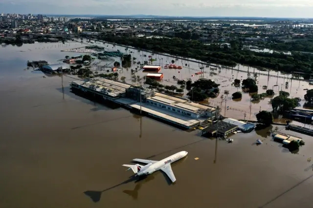 Aeroporto Internacional Salgado Filho tomado pela água